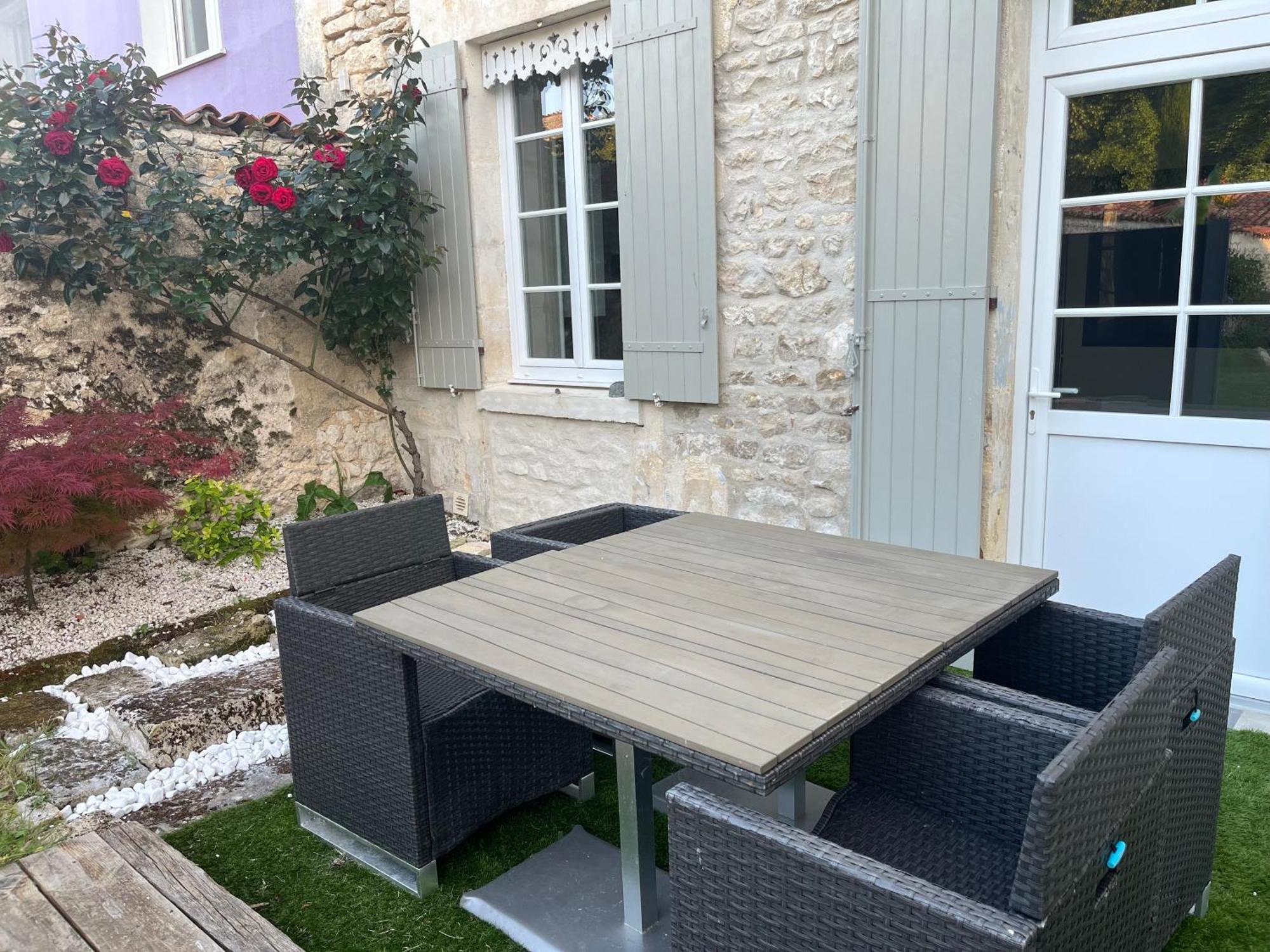 Charmante Charentaise Saint-Jean-dʼAngély Kültér fotó